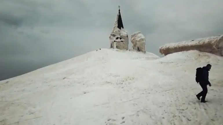 Πώς η αφρικανική σκόνη “χρωματίζει” το χιόνι στο Όρος Βόρας