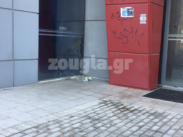 Το σημείο όπου αυτοκτόνησε ο Αντώνης Ξενάκης - Διακρίνονται σπασμένα τζάμια από τα σκάγια της καραμπίνας