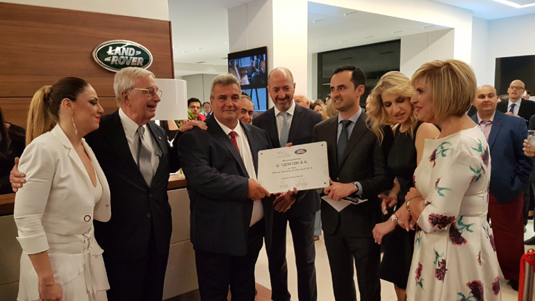 Ο ακούραστος Γιώργος Τζώρτζης με την πλακέτα των εγκαινίων, περιτριγυρισμένος από στελέχη της εταιρείας και την οικογένειά του...