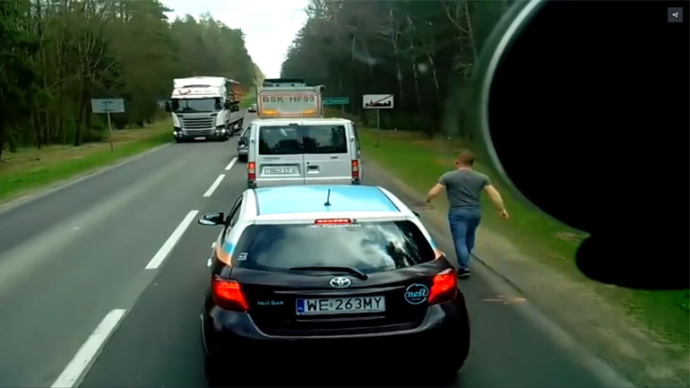 Οδηγός φορτηγού δίνει μάθημα καθαριότητας σε αυτοκινητιστές