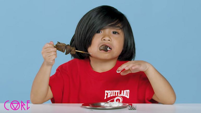 Παιδιά δοκιμάζουν ελληνικά φαγητά