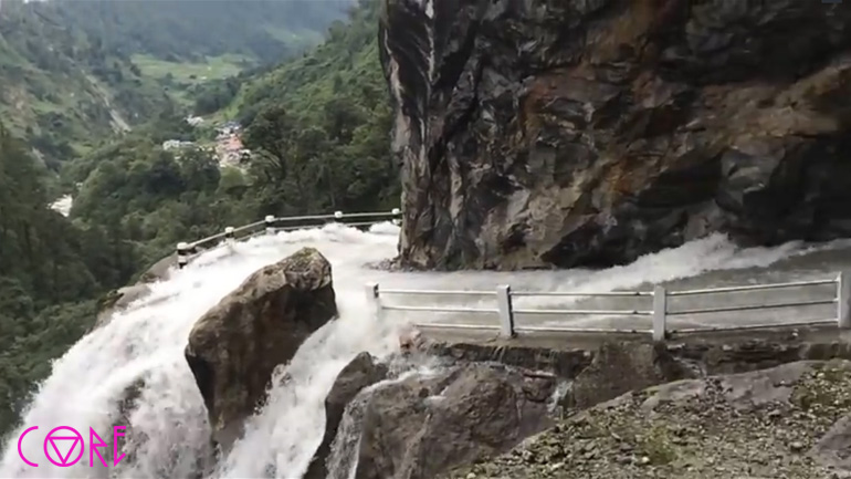 Νεπάλ: Καταρράκτης περνά μέσα από δρόμο