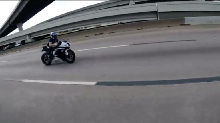 Οδηγός μηχανής πέφτει σε λακκούβα με 200 χλμ./ώρα