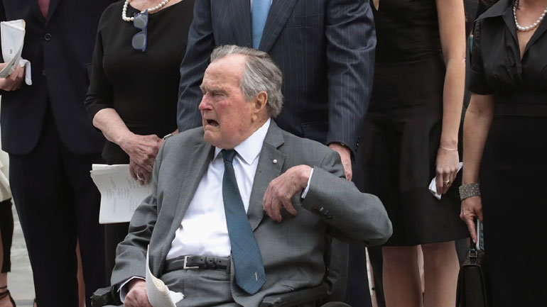 Στο νοσοκομείο την επομένη της κηδείας της συζύγου του ο πρώην πρόεδρος Μπους