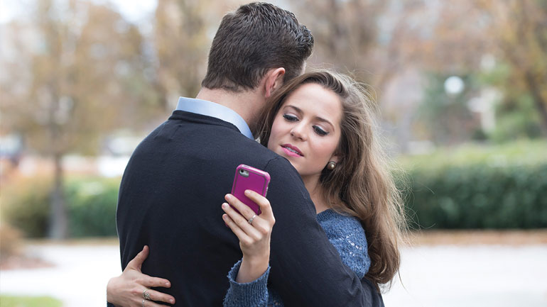 Το 55% των ζευγαριών διαφωνούν για την κατάχρηση συσκευών