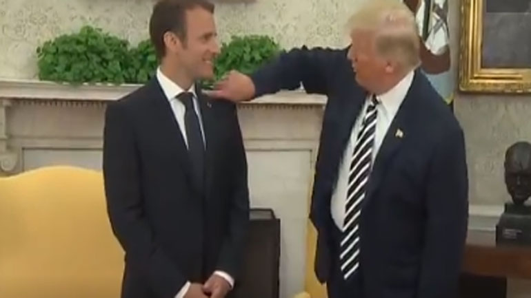 Όταν ο Τραμπ τίναξε την πιτυρίδα από το πέτο του Μακρόν