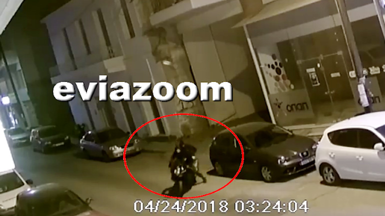 Χαλκίδα: Η κάμερα τους έπιασε να κλέβουν μηχανή από πυλωτή πολυκατοικίας