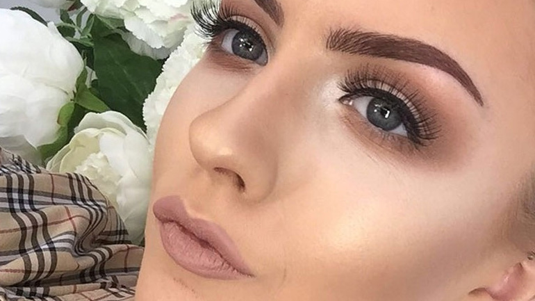 Γέμισε και δώσε σχήμα στα φρύδια σου σε μόνο 3 κινήσεις!