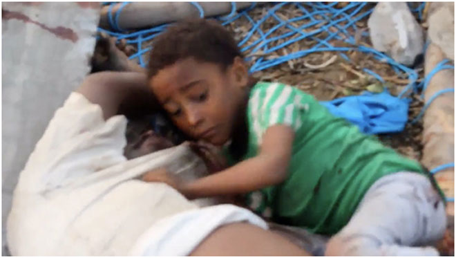 Παιδικό δράμα: Μικρός αγκαλιάζει το νεκρό πατέρα του