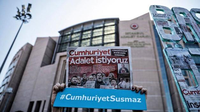 Τουρκία: Ποινές φυλάκισης σε 15 δημοσιογράφους της Cumhuriyet για «τρομοκρατικές» δραστηριότητες