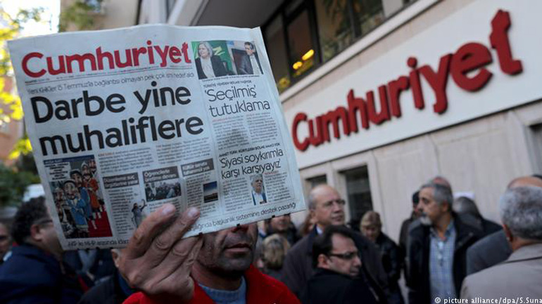 Τουρκία: Την αθώωσή τους από τη δικαιοσύνη ζητούν οι δημοσιογράφοι της Cumhuriyet