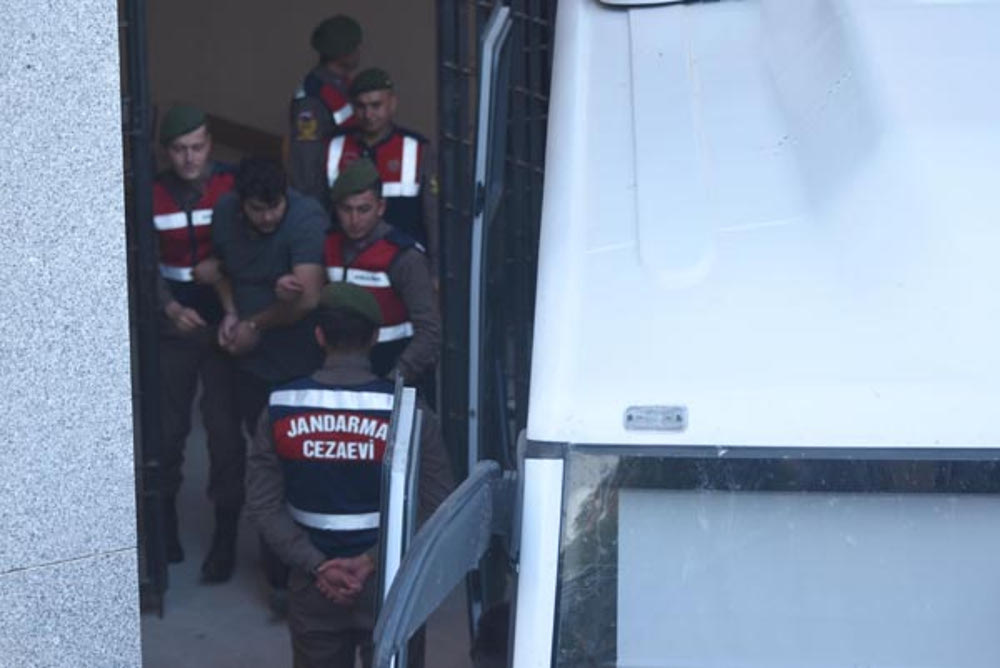 Ο Δημήτρης Κούκλατζης μεταφέρεται με χειροπέδες στο δικαστήριο