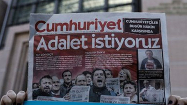 Τουρκία: Ποινές φυλάκισης από 2,5 έως 7,5 χρόνια σε 14 συνεργάτες της Cumhuriyet