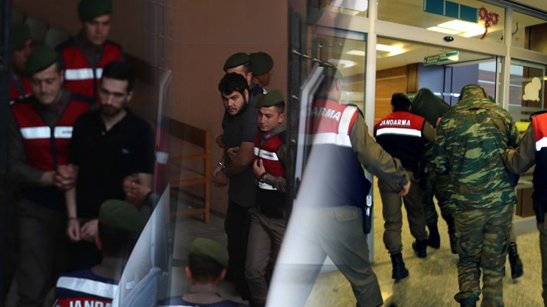 Mε χειροπέδες οι δύο Έλληνες στρατιωτικοί στο δικαστήριο Mε χειροπέδες οι δύο Έλληνες στρατιωτικοί στο δικαστήριο