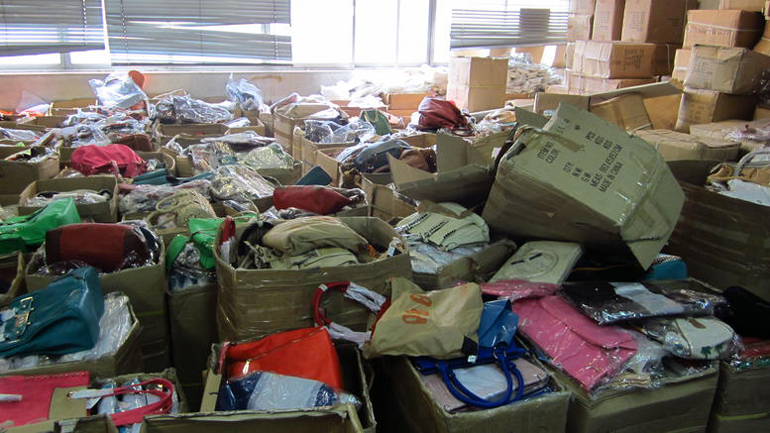 Ηράκλειο: Kατασχέθηκαν χιλιάδες προϊόντα «μαϊμού» επώνυμων εταιρειών