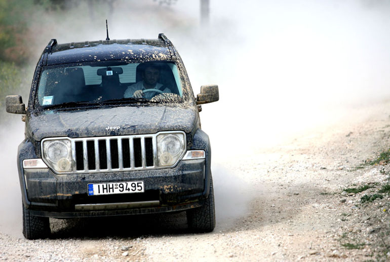 Οδηγώντας... τάπα στο χώμα με την προηγούμενη γενιά του Jeep Cherokee 