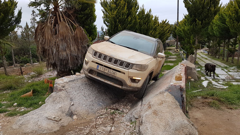 Με το τελευταίας γενιάς Jeep Compass σε πέρασμα που δεν είναι και τόσο εύκολο...