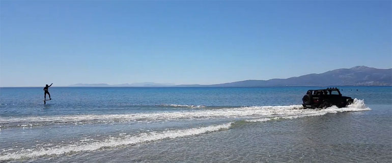 Το Jeep Wrangler τραβά μέσα από τη θάλασσα (!) έναν αθλητή που κάνει foil surf και είναι σα να πετά στον αέρα! Video που δεν έχει ξαναγυρίστε όμοιό του στην Ελλάδα ίσως (κατά 99,9%) και στον κόσμο! (Το video θα το δείτε σε λίγες ημέρες...) 