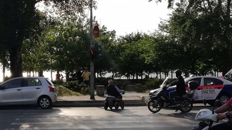 Ταξιτζής “εγκλωβίζει” άνθρωπο με αναπηρία στη μέση του δρόμου