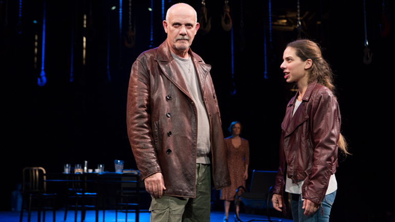 Εθνικό Θέατρο: «Ψηλά από τη γέφυρα» – Μια παράσταση με συνθήκες καθολικής προσβασιμότητας