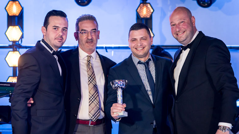 Ο Άλκης Λάμπρου, που τον γνωρίσατε στα διαδικτυακά «ερτζιανά» του zougla.gr, βραβεύεται στον ασφαλιστικό κλάδο