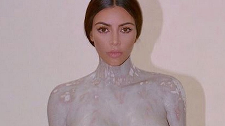 Kim Kardashian: Ποζάρει γυμνή και παραδίδει μαθήματα marketing!