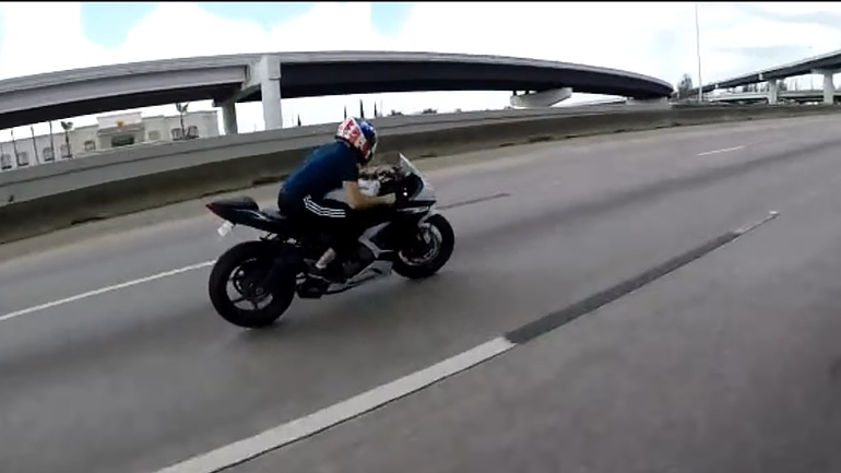 Ο ορισμός του χαζού και ταυτόχρονα τυχερού αναβάτη