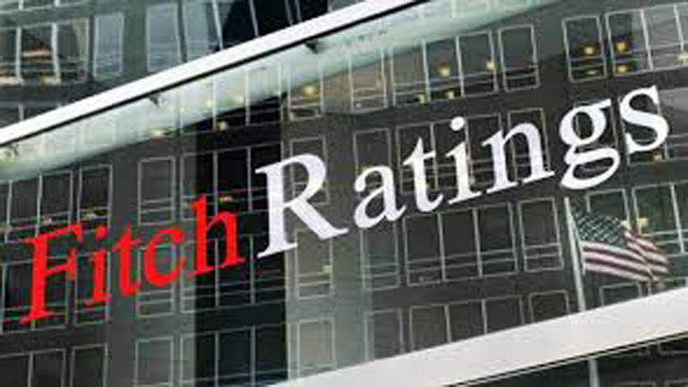 Fitch: Βελτιώνονται οι προοπτικές για το ελληνικό χρέος