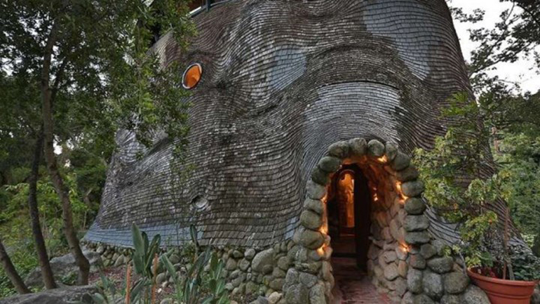 Ένα σπίτι σε σχήμα φάλαινας χωρίς καθόλου γωνίες