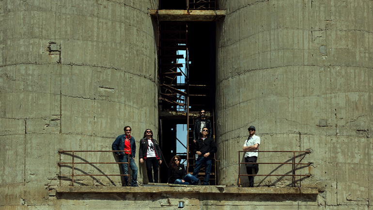 Οι Thee Holy Strangers στα Πανοραμικά Σκαλιά του ΚΠΙΣΝ