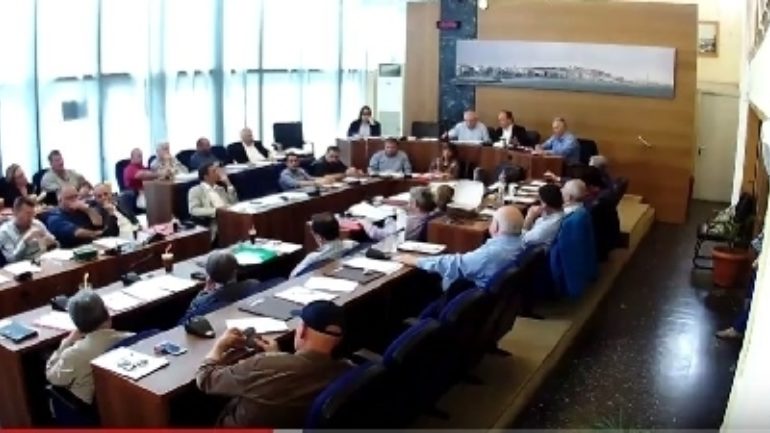 Δημοτικός σύμβουλος στην Κρήτη προτείνει να αναλάβει τη διακυβέρνηση της χώρας ο… στρατός