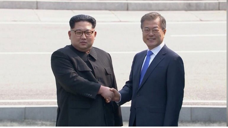 Μουν Τζε-ιν – Κιμ Γιονγκ Ουν: Έσφιξαν τα χέρια