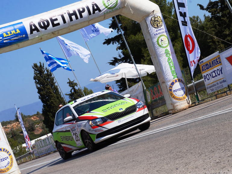 Ο Γιάννης Χαραλαμπόπουλος με Skoda Fabia