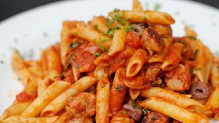 Μεσογειακή μακαρονάδα με κοτόπουλο και ελιές