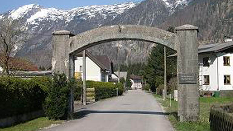 Αυστρία: Αποκαλυπτήρια του ελληνικού μνημείου για τους νεκρούς του ναζιστικού στρατοπέδου στο Έμπενζεε