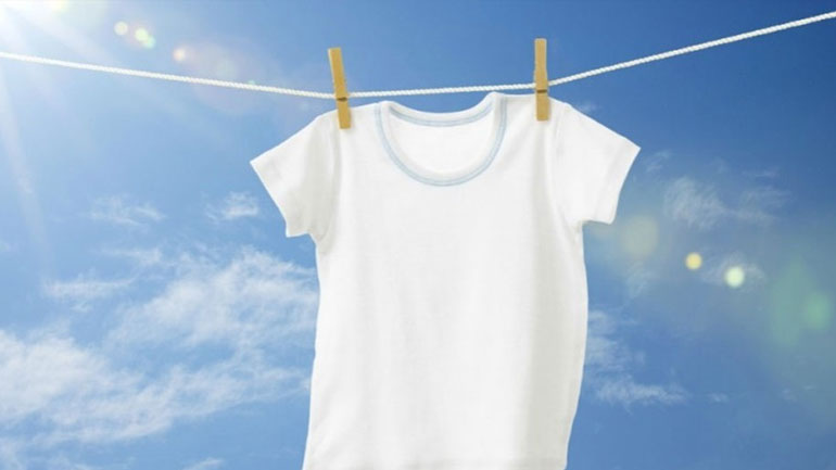Πώς θα απαλλαγείτε από τους επίμονους λεκέδες του ιδρώτα στα ρούχα σας