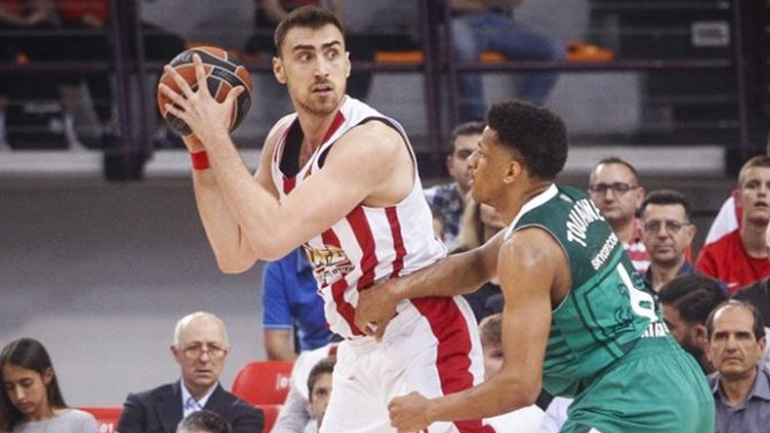 Ολυμπιακός: Τρεις εβδομάδες εκτός ο Μιλουτίνοφ