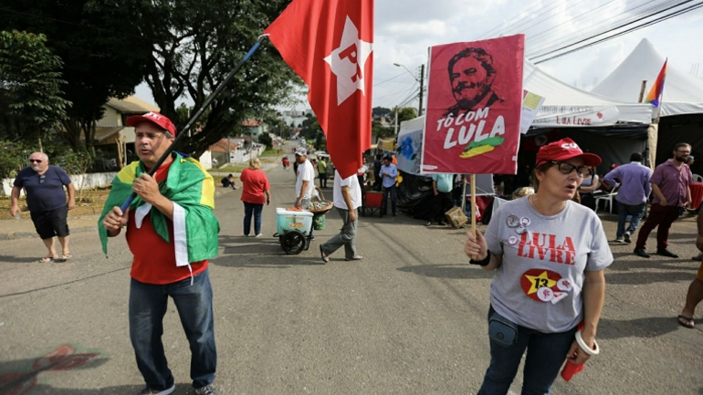 Βραζιλία: Δύο τραυματίες από πυρά εναντίον υποστηρικτών του φυλακισμένου πρώην προέδρου Λούλα