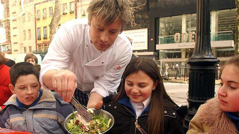 O γνωστός σεφ Τζέιμι Όλιβερ δίνει μάχη κατά της παχυσαρκίας
