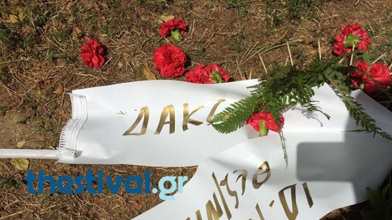 Θεσσαλονίκη: Διαδηλωτής πέταξε το στεφάνι της ΔΑΚΕ από το Μνημείο του Καπνεργάτη