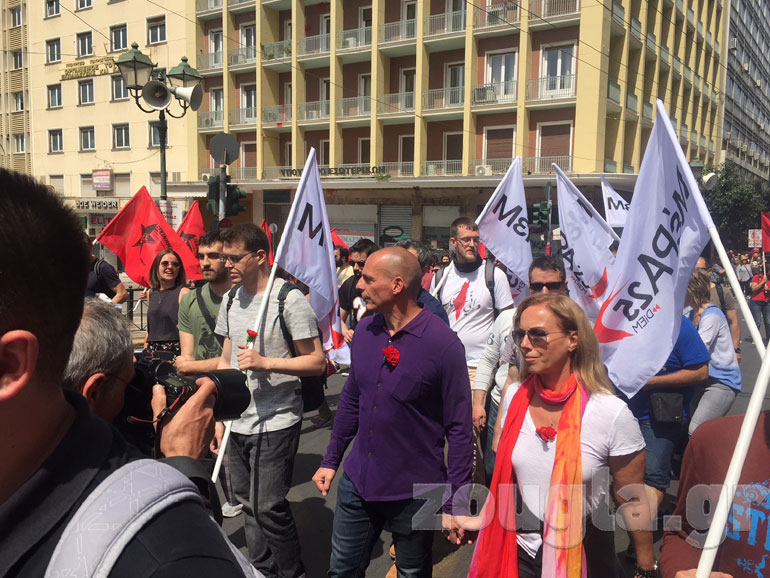 O Γιάνης Βαρουφάκης με τη σύζυγό του στη συγκέντρωση