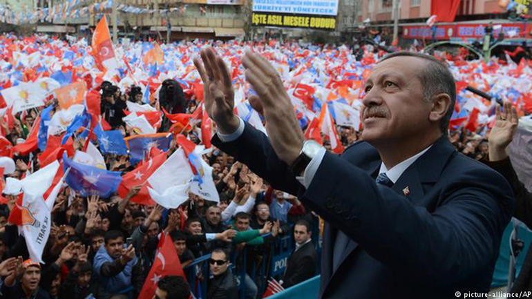 Τουρκία: Ο Ερντογάν προσελκύει ψηφοφόρους με προεκλογικά… μπαχτσίσια