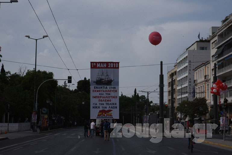 Οι προετοιμασίες του ΠΑΜΕ λίγο πριν από την έναρξη των απεργιακών εκδηλώσεων στο Σύνταγμα