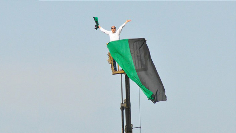 Τιμωρημένος Τούρκος οπαδός νοίκιασε γερανό για να δει την ομάδα του
