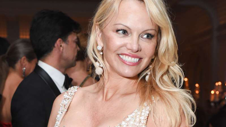 Τι θέλει η Πάμελα Άντερσον από τον Τζούλιαν Ασάνζ;