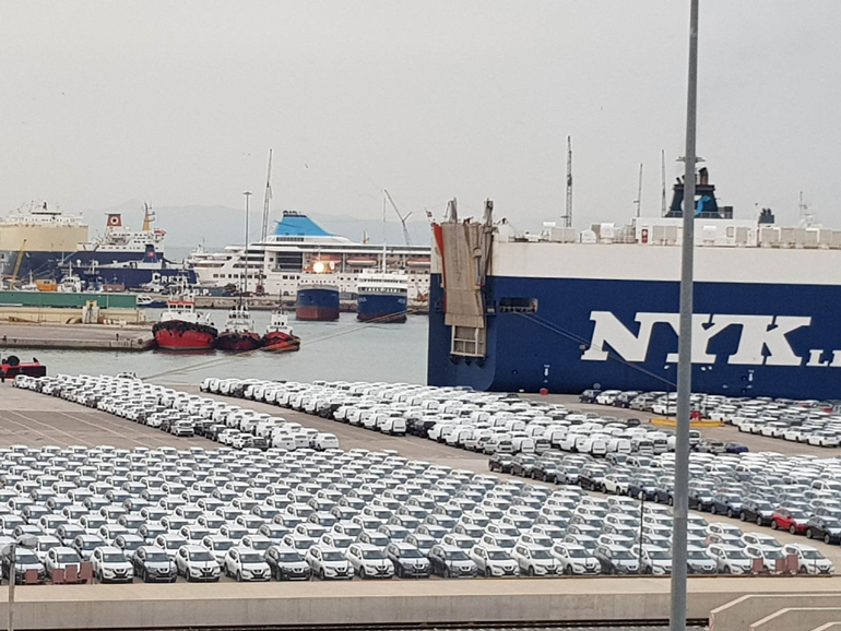 Σχεδόν 1.000 Nissan Qashqai και X-Trail στο λιμάνι του Πειραιά