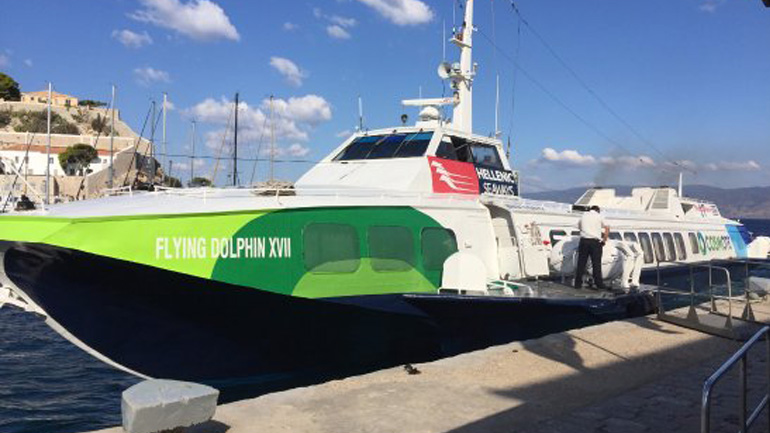 Μηχανική βλάβη σε ιπτάμενο δελφίνι στο λιμάνι των Σπετσών