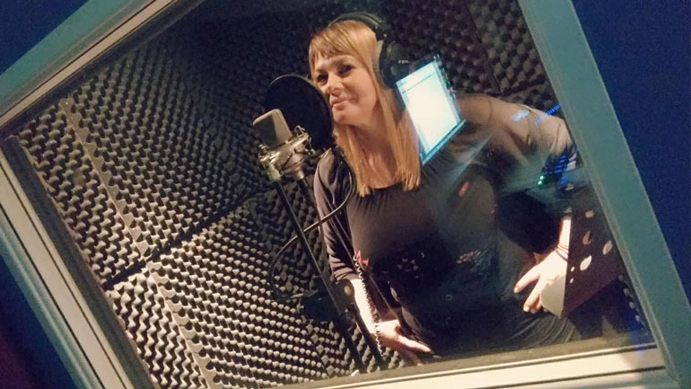 Η Ελένη Καρουσάκη επιστρέφει με τραγούδι-έκπληξη