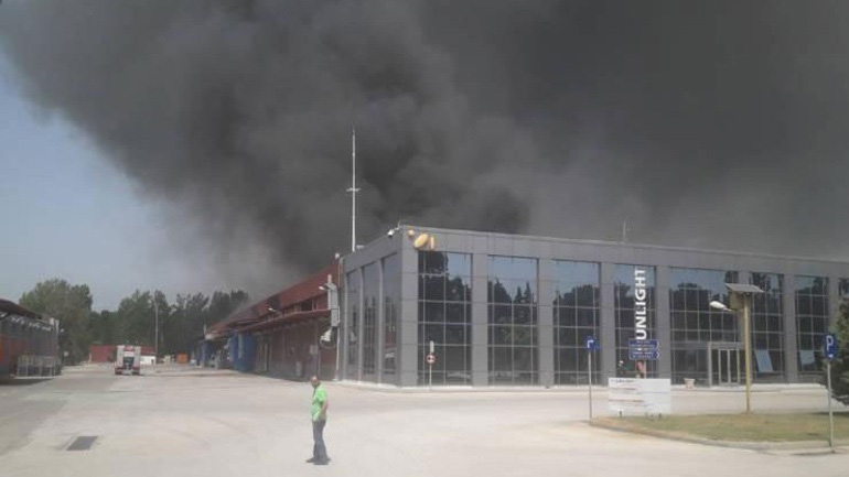 Αποτίμηση ζημιών μετά την πυρκαγιά στο εργοστάσιο μπαταριών στην Ξάνθη Αποτίμηση ζημιών μετά την πυρκαγιά στο εργοστάσιο μπαταριών στην Ξάνθη