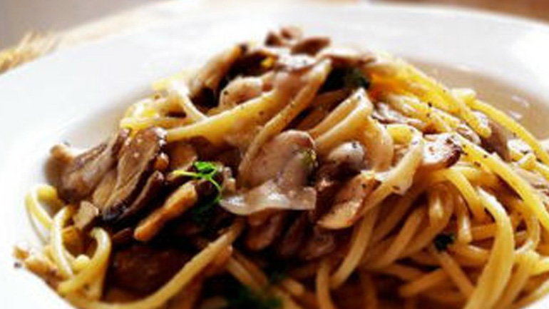 Σπαγγέτι με μανιτάρια και ντομάτες